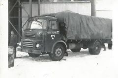 Barrel_delivery_to_the_couperage_1950s-42-2000-2000-80-rd-255-255-255