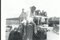Freddy_Kelly_outside_freeburn_hotel-43-2000-2000-80-rd-255-255-255